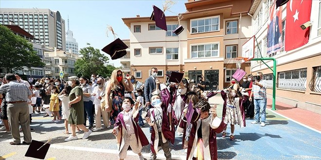 Öğrenciler, arkadaşları ve öğretmenleriyle hasret giderdi