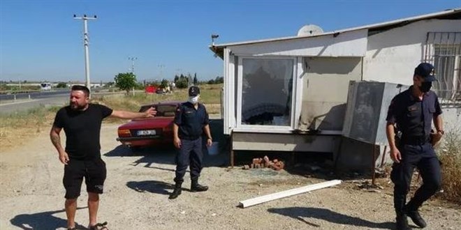 'Zavadanak Bekir' evini yakmaya çalışan adamı tüfekle kovaladı