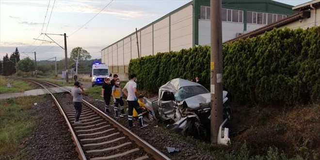 Hemzemin geçitte tren hafif ticari araca çarptı: 1 ölü