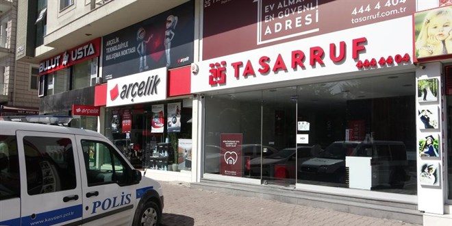 Şubeler açılmadı, polis ekipleri nöbet tutmaya başladı