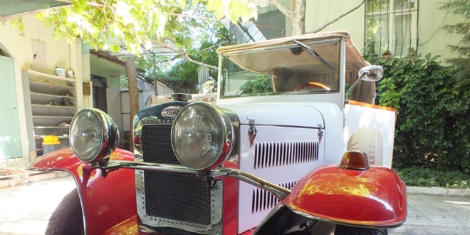 92 yaşındaki klasik aracına gözü gibi bakıyor