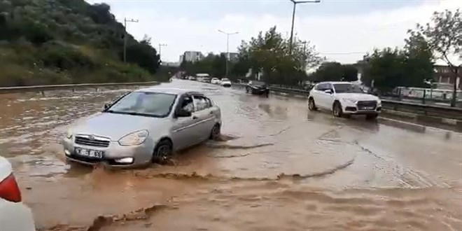 Bursa-İstanbul yolu sular altında kaldı