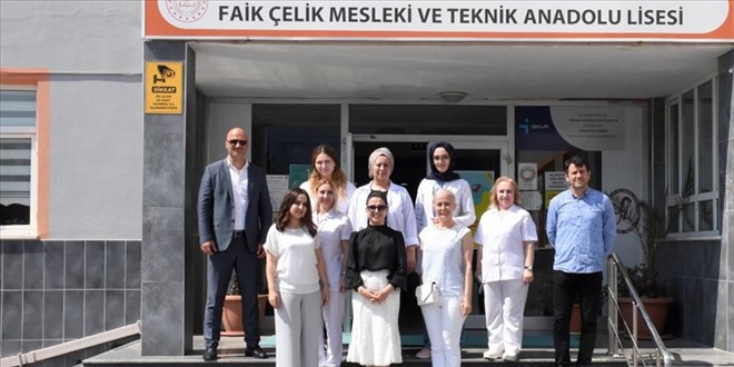 Meslek liseli gönüllüler, mahalle sakinlerinin yardımına koştu