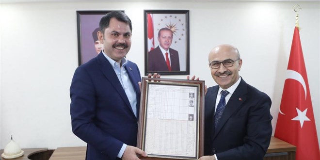 Bakan Kurum'a eğitim gördüğü 3 yılın karnesi takdim edildi