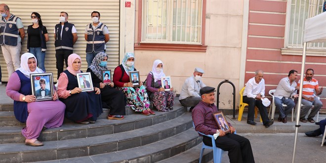 Diyarbakır annelerinin oturma eylemine bir aile daha katıldı