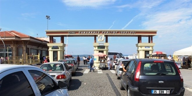 Çanakkale'de tatilcilerin feribot çilesi başladı