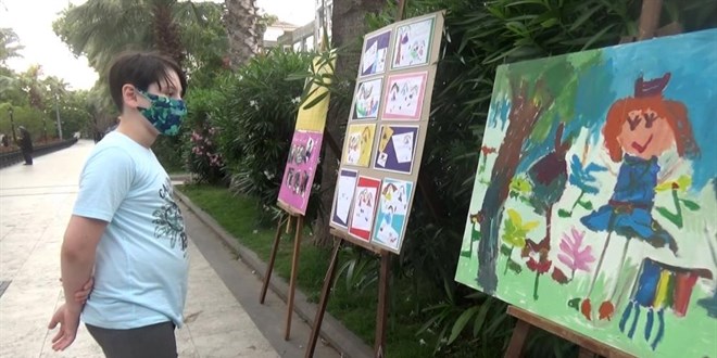 2 yanda kalemi eline ald, 5 yanda sergi at