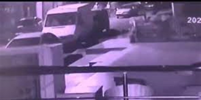 Aşırı süratli motosikletlinin çarptığı bekçi yaralandı