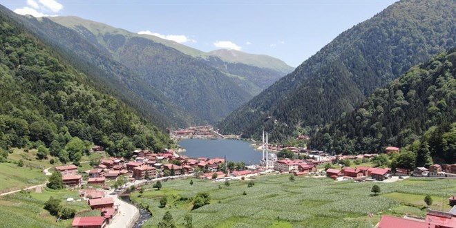 Tam kapanmanın ardından tatilciler Uzungöl'e akın etti