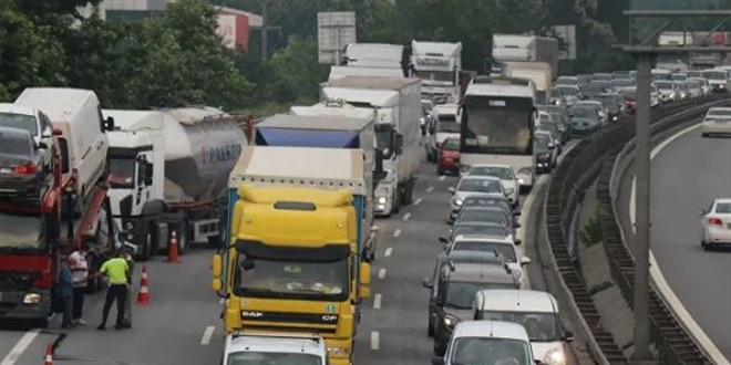 Freni boşalan kamyonun sürücüsü, konvoyu görünce kamyonunu yan yatırdı