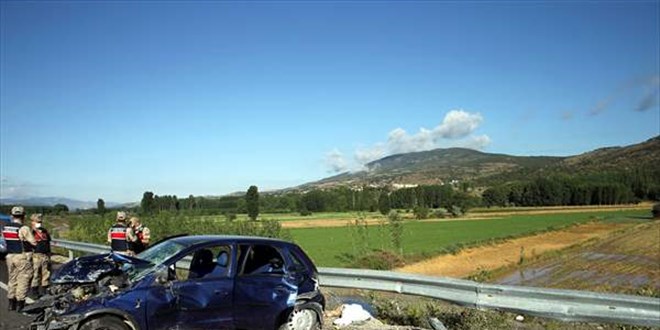 Bariyerlere çarpan otomobildeki hamile kadın ve bir çocuk öldü, 4 kişi yaralandı