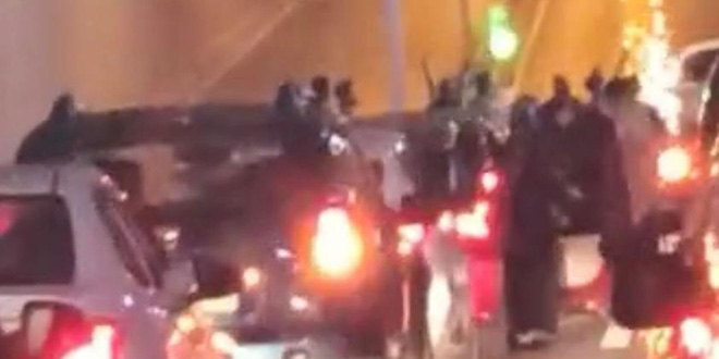 Pes dedirten grnt! Yolu kesip iftetelli oynadlar