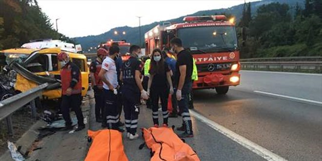 Sakarya'da hafif ticari taksinin refüje çarpması sonucu 2 kişi öldü, 5 kişi yaralandı