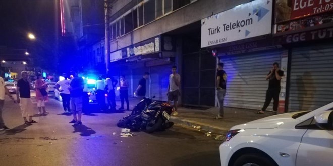 İzmir'de motosiklet otomobile çarptı: 1'i polis, 2 yaralı