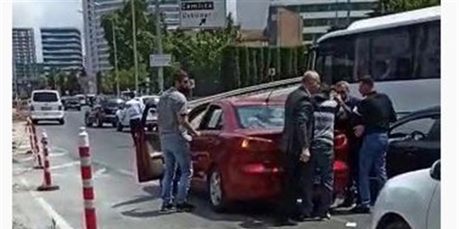Düğün konvoyunu durduran şahsın yediği 'para dayağı' kamerada