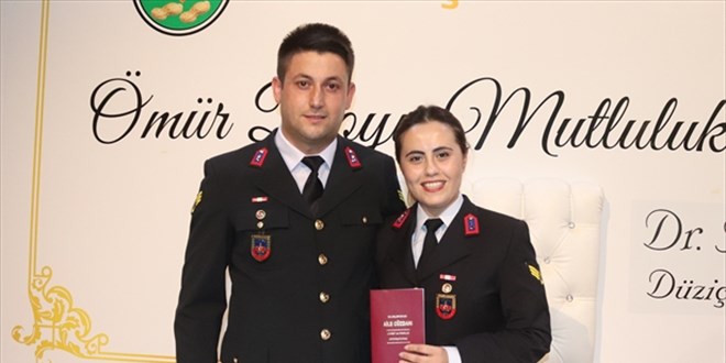 Astsubay çift askeri üniformayla nikah masasına oturdu