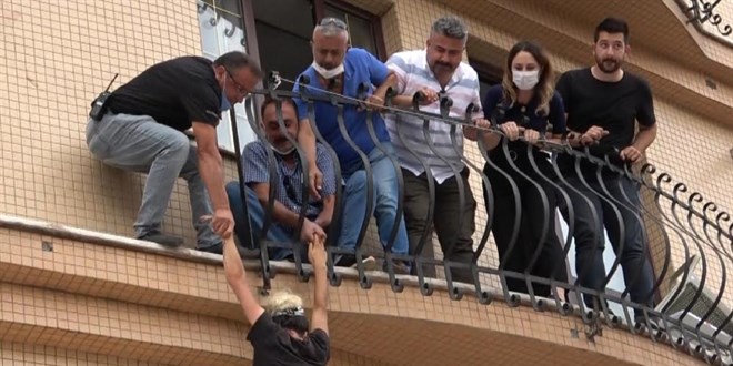 Kendine bıçakla zarar veren hemşireyi polis ikna etti