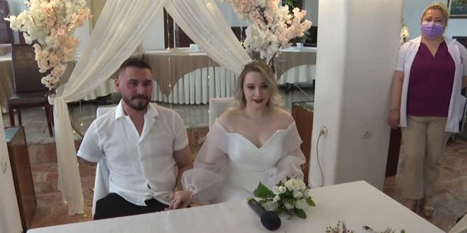 Kolunu ve bacağını kaybeden gazi, hastanede evlendi