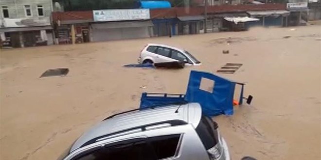Zonguldak'ta evler ve arabalar sular altında kaldı
