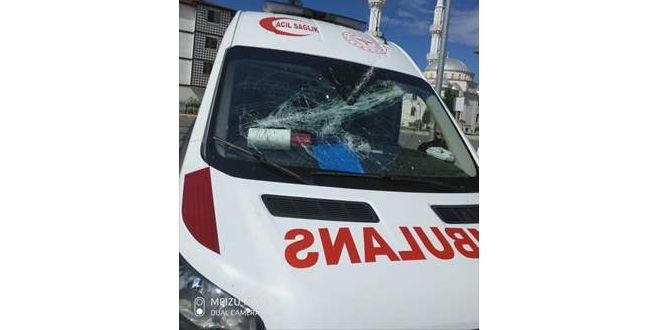 Hastaya mdahaleye giden 112 Acil Servis ekibine irkin saldr