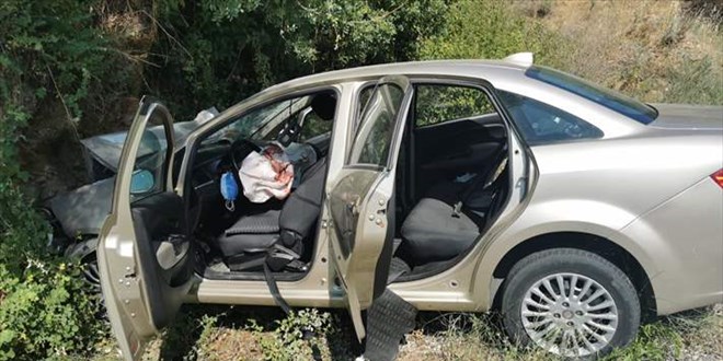 Düğüne gidenlerin bulunduğu araç kayaya çarptı: 3 ölü, 1 yaralı
