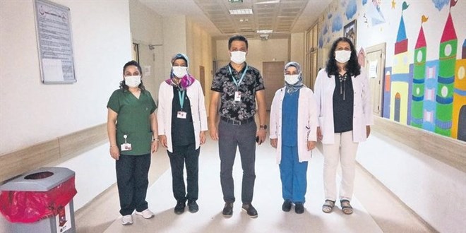 Yoğun bakımda hiç kovid hastası kalmayan hastaneden zafer pozu