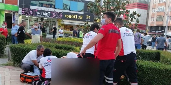 Yanında hapşıran şahsı bıçakladı