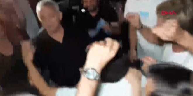 Gazetecinin eli yanlışlıkla Kırkpınar Ağası'nın yüzüne geldi, ortalık karıştı