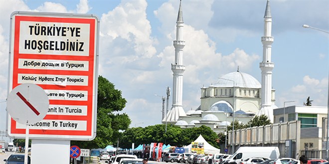 Kapıkule'den 400 bin gurbetçi ana vatana geldi