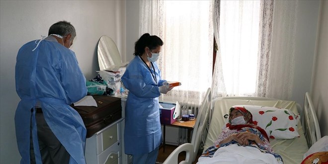 Evde aşı hizmeti veren sağlıkçılar bir telefon kadar yakın