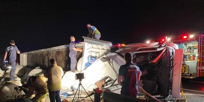 Kuzey Marmara Otoyolu'nda tır devrildi: 2 ölü
