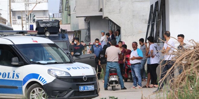 Adana'da kavgayı ayırmaya giden polise kamyonet çarptı