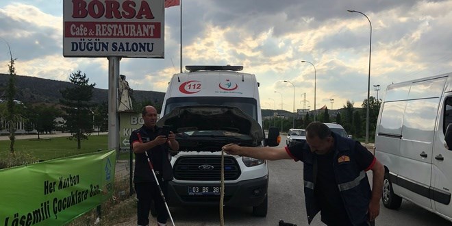 Ambulansın altına giren yılanı itfaiye ekipleri çıkardı