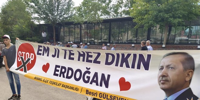 Erdoğan'ın Diyarbakır ziyaretinde açılan destek pankartı ilgi çekti