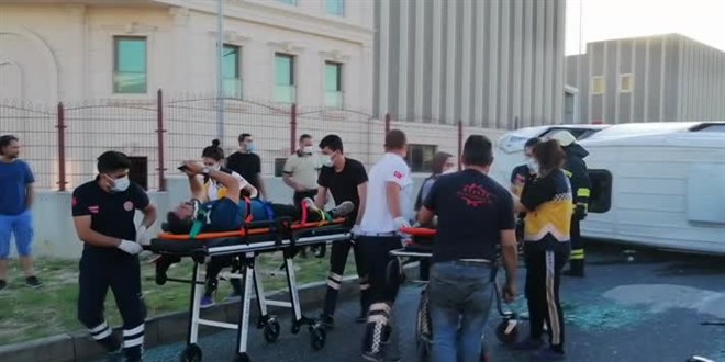 Tekirdağ'da kamyon ile servis minibüsü çarpıştı: 8 yaralı