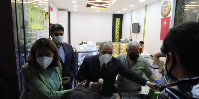Bakan Varank Sivas'ta vatandaşlara dondurma ikramında bulundu