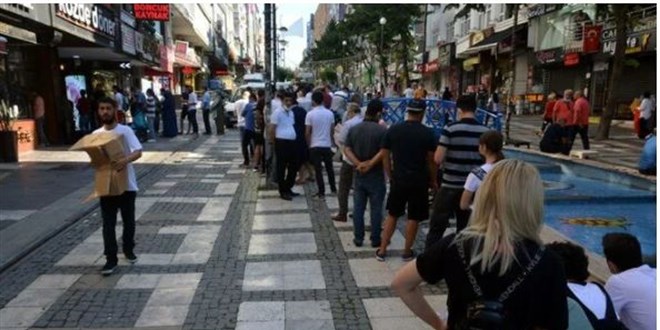 Uçakta unutulan eşyaları almak için sıraya girdiler