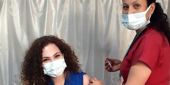 Bakan Koca'dan 'sağlıkçı anneden sağlıkçı kızına aşı' paylaşımı