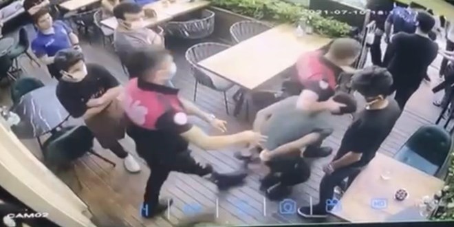 Labrador cinsi köpeği vatandaşların üzerine sürdü, dükkanı dağıttı