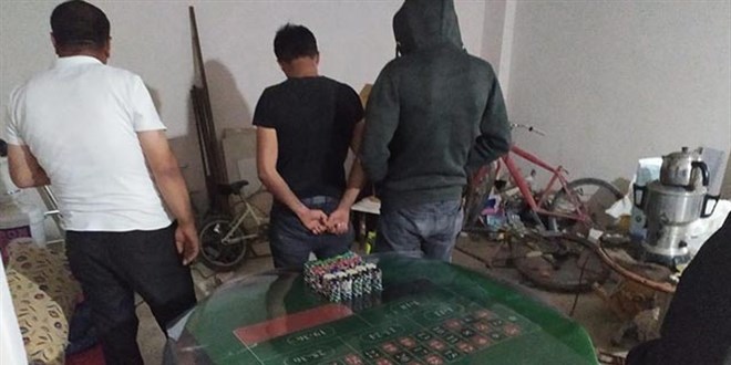 Kumar oynarken yakalanan 44 kişiye 232 bin 100 lira ceza