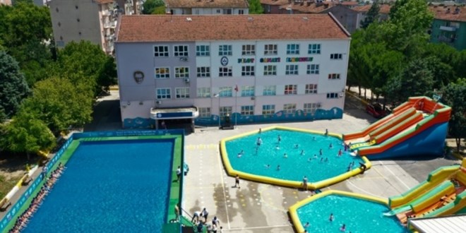 Tatil köyü değil, okul bahçesi