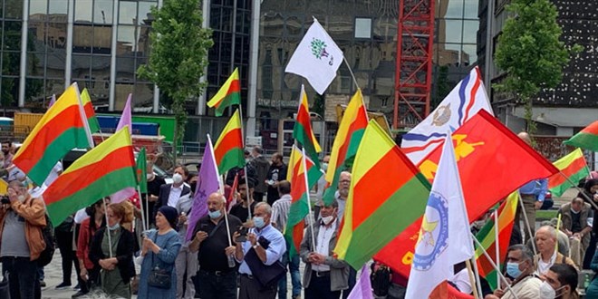 Almanya'da PKK destekçileri Alman polisini protesto etti