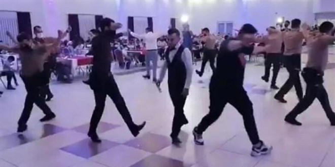 Bekçiler zeybek oynadı