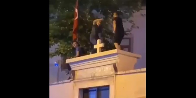 Kilise'ye saygısızlık yapan 3 kişiden 2'sine ev hapsi