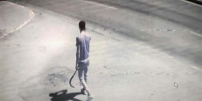 Emekli polis yol verme kavgasında iki kişiyi silahla yaraladı