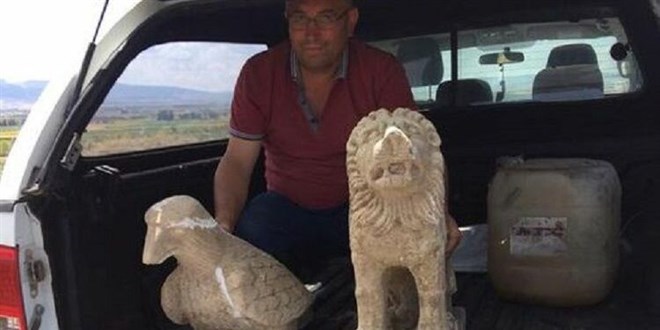 Çiftçi tarlasını sürerken aslan ve kartal figürlü objeler buldu
