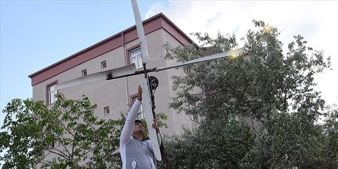 Atık malzemelerle yaptığı rüzgar türbiniyle elektrik üretti