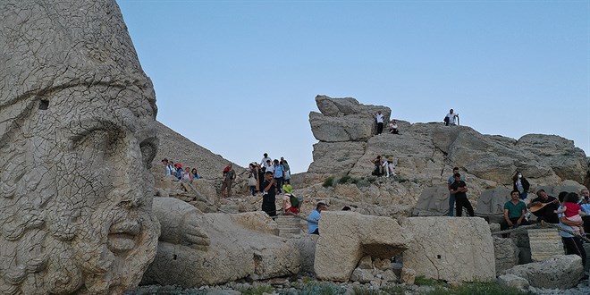 Dünya mirası Nemrut ziyaretçilerini ağırlamaya başladı