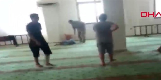 Müezzinin camide çocuğu darp ettiği görüntülere çifte soruşturma