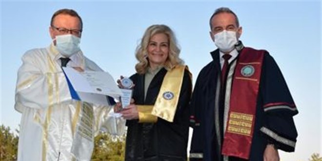Doktorluk yaparken kazandığı üniversiteyi birincilikle bitirdi